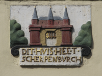 905631 Afbeelding van de gevelsteen 'DIT HUIS HEET SCHERPENBURCH', in de voorgevel van het pand Springweg 71 te Utrecht.